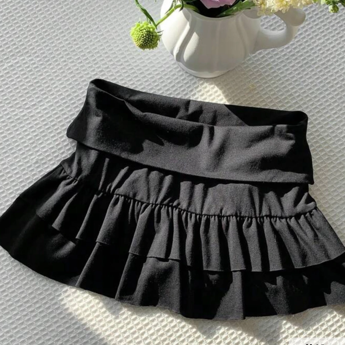 Svart volangkjol med bred midja