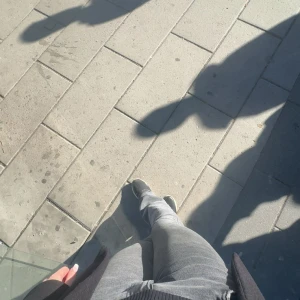 Grå bootcut jeans - Säljer ett par gråa jeans med bootcut-modell. Jeansen har klassisk femficksdesign och är i ett mjukt denimtyg. Snygg passform som sitter tajt upptill och släpper ut vid bensluten. Perfekta till sneakers eller boots. Säljer på grund av att den ej passar mig längre. Köpa för 500kr