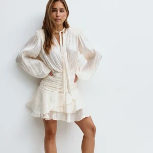 Mini frill dress  - Säljer denna helt nya mini frill dress från Gina tricot i storlek 38
