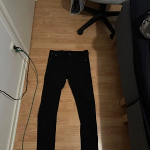 Svarta G-Star RAW Type-C jeans 3D Super Slim - Svarta jeans från G-Star RAW, modell Type-C 3D Super Slim. Snygg, tight passform med klassisk femficksdesign och diskreta detaljer. Perfekta för dig som gillar en stilren och modern look. Storlek 31/32.