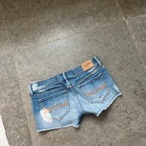 Lågmidjade jeansshorts  - Supersnygga lågmidjade jeansshorts💓i superfint skick💓strl 24/xs. Mått på bilderna. 