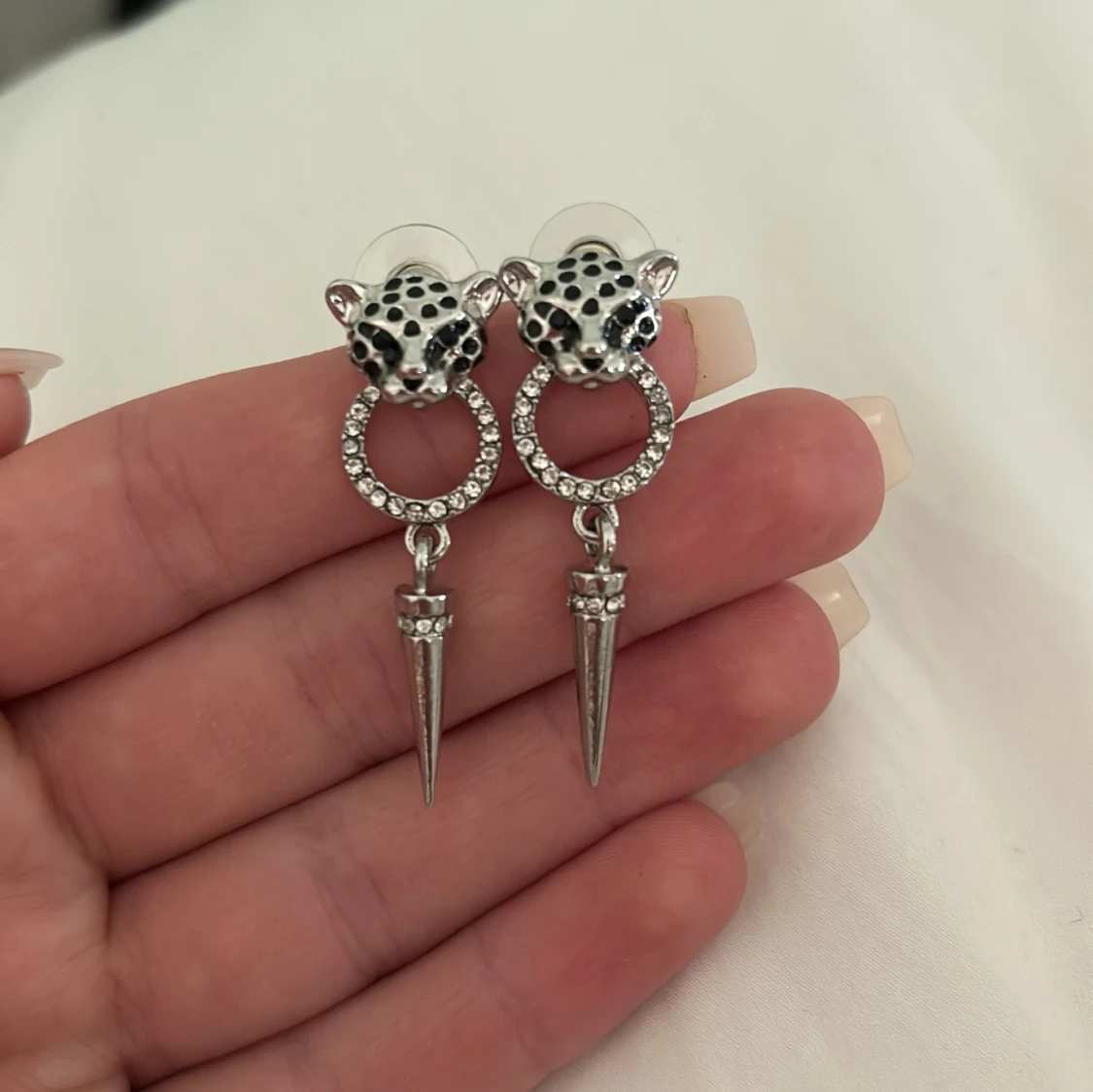 Silvriga leopardörhängen med strass