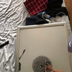 Smink spegel / spegel -  Hej jag säljer en sminkspegel som jag inte använder längre eftersom att jag köpte en ny och jag tyckte att det var synd att slänga den kom med bud