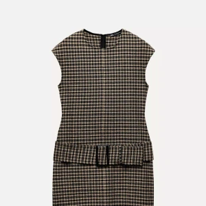 Rutig kort klänning från Zara - Såå fin klänning med bälte i midjan från zara. Helt ny med prislapp i storlek S💓