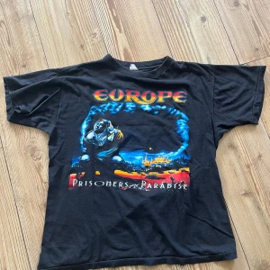Europe turne tröja 1992 - Europe prisoners in paradise turné tröja från 92. Bra skick för o vara en gammal vintage tröja. Det finns ett litet hål på framsidan av tröjan (Se bild). 