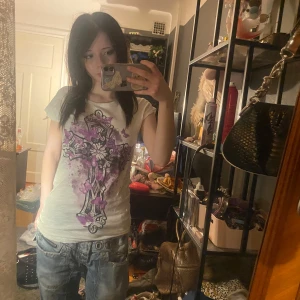 Cool t-shirt - Super fin t-shirt med ett fint kors på framsidan med lila fjärilar på sig❤️