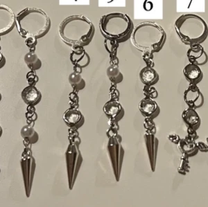 Silvriga örhängen med pärlor och kristaller - Ett par