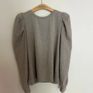 Tröja - Mer brun i verkligheten. Använd men i gott skick