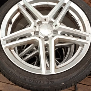 4 Bildäck General Altimax Sport på Fälg  - 4 stycken Mycket fina bildäck på Fälg , General Altimax Sport Extra Radial, 245/40 R18 97 Y, Xl. Sparsamt använda. I bra skick med mönsterdjup 5 mm. Hämtas i Skene och skickas ej.
