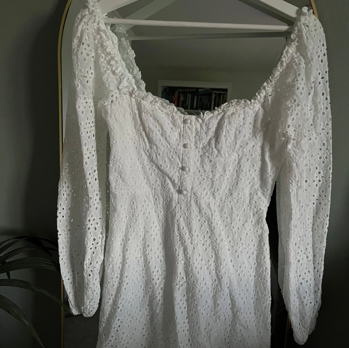 Vit broderad kortklänning med långa ärmar