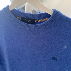 Burberry tröja - En riktigt fet tröja av 100 % lamm ull, burberry tröja som kostar runt 6000 nypris mitt pris 1299. Tröjan är storlek 5. Passar xs eller liten s. Inga defekter alls 
