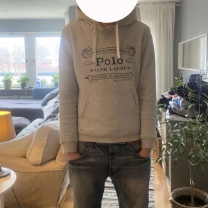 Ralph lauren hoodie - Säljer denna riktigt snygga hoodie i absolut toppskick, köpt här på plick och endast testad. Strl. L, sitter L/M. Modell 185, Passar som bäst ≈182-187. Tveka inte på att skriva om ni undrar över något🤝
