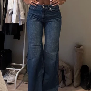 Blåa wide leg jeans - Säljer ett par blåa jeans med hög midja och wide leg passform. 200 kr 