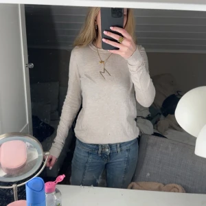 Beige långärmad tröja från Basic You - En tunn långärmad stickad tröja som är beige bra skick dock en lite smink fläck vid hals rämmen som inte syns np jätte tydligt. 