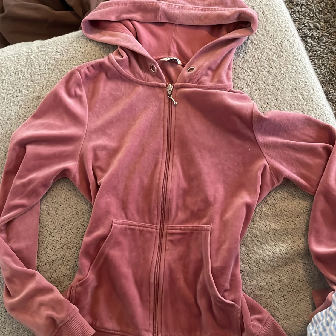 Rosa velour hoodie med dragkedja från Cubus