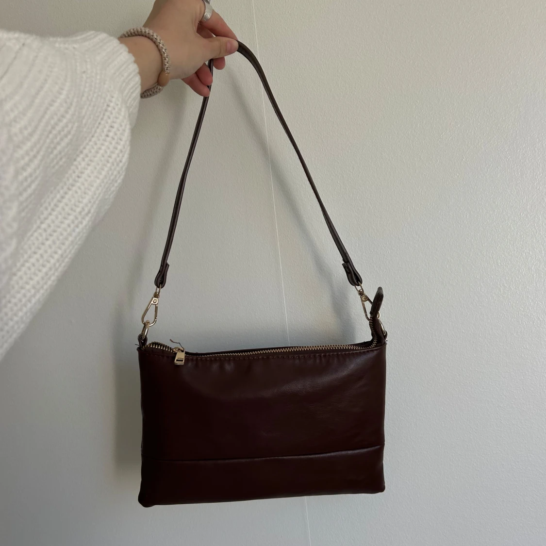 Brun axelväska och handväska