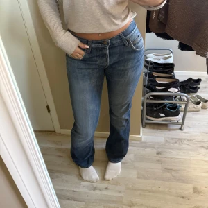 Lee låga jeans  - Mörkblåa lågmidjade jeans från märket Lee. Sparsamt använda, har dock gått sönder en sån grej till bältet, går säkert att sy fast. Storlek: W32 L32