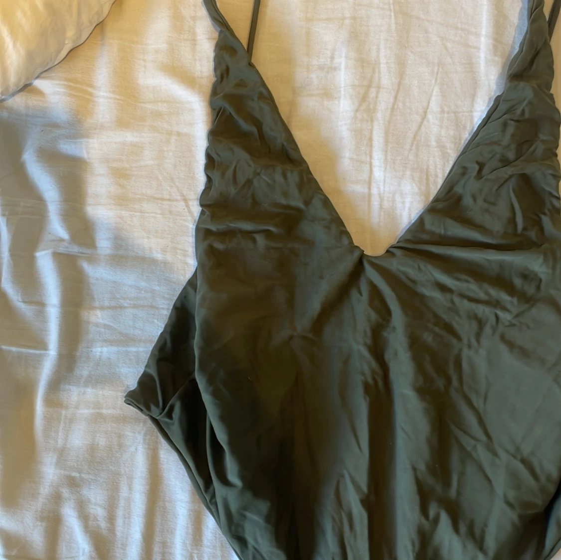 Olivgrön baddräkt med djup v-ringning - 2