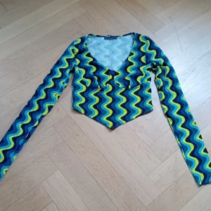 Tröja - Säljer denna tröja från New yorker, köpt för ungefär 1-2 år sedan men är använda en ända gång för jag tyckte inte jag passade så bra i den. Skriv om du undrar något💗