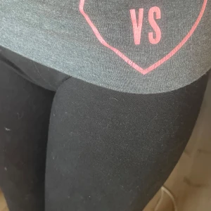 Victoria’s secret yoga pants - Skick som på bilderna. Jag är 160 o bra längd på mig.