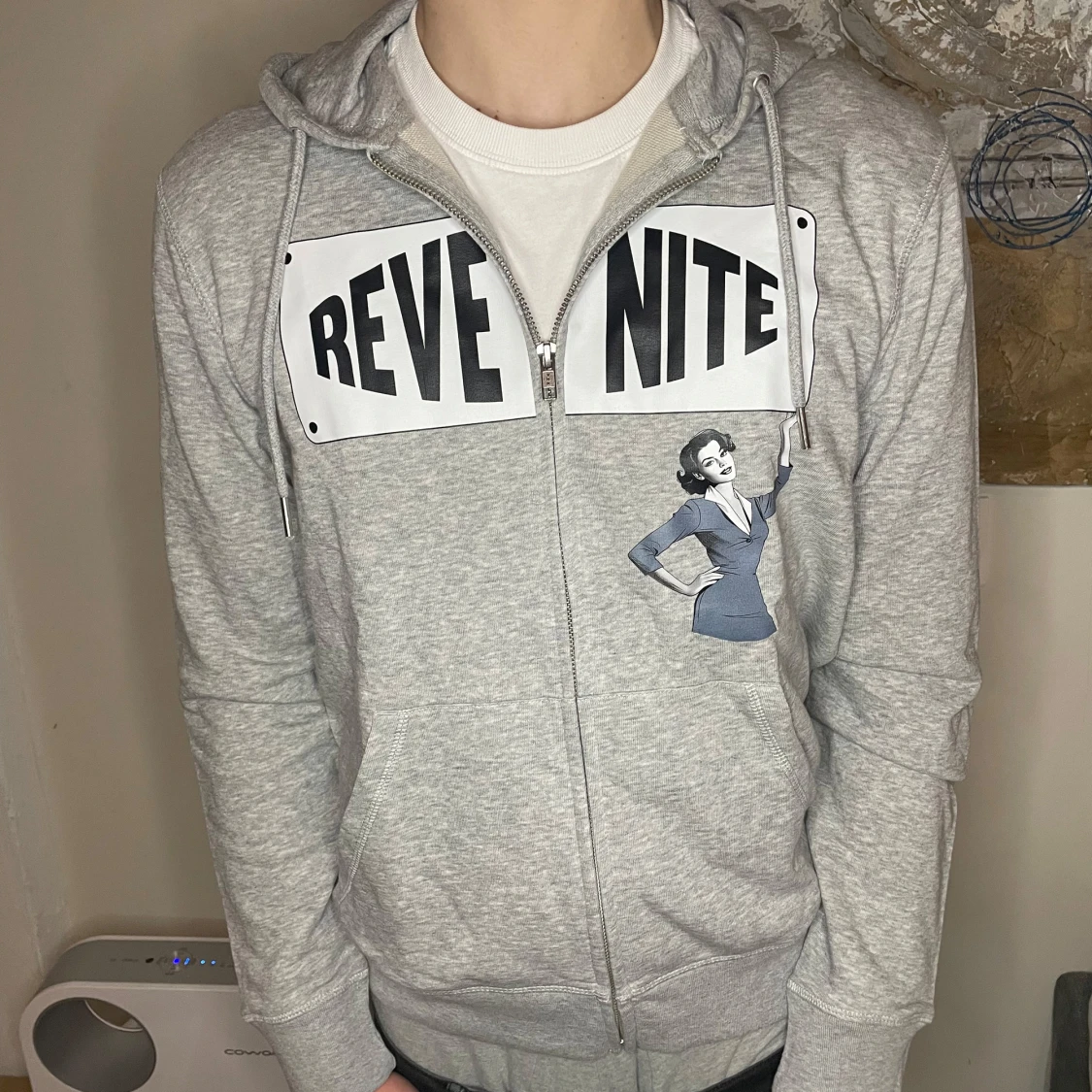 Grå hoodie ifrån Revenite 