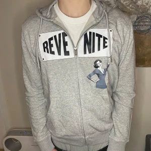 Grå hoodie ifrån Revenite  - Tja, säljer den här gråa hoodien ifrån Revenite.                         Tröja är aldrig använd förutom när bilderna togs✅.                 Storlek: S sitter lite större                                                              Rabatt om man följer ✅.                                                           Finns även i storlek M