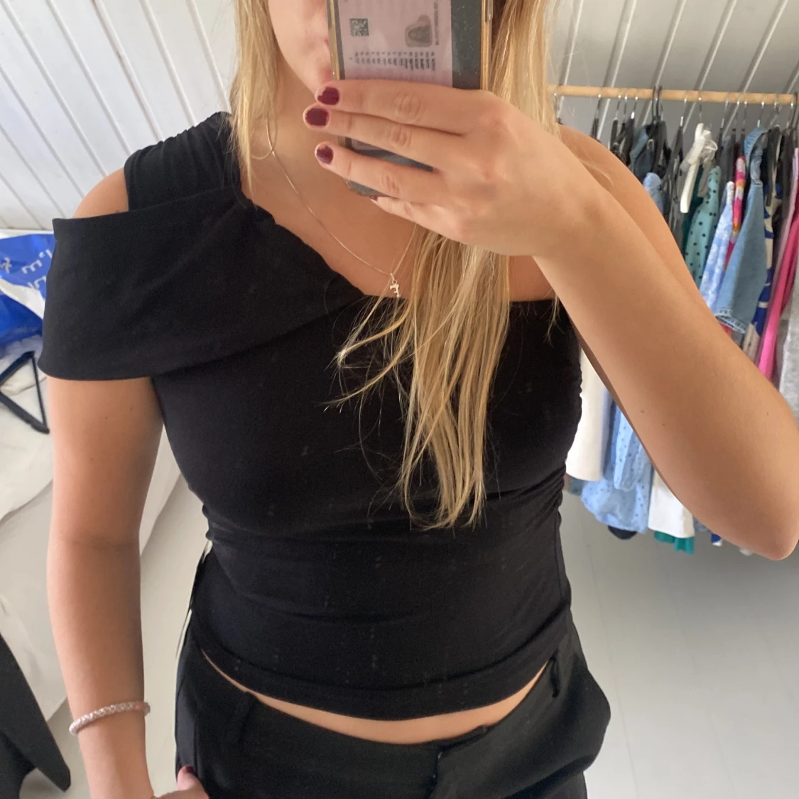 Svart oneshoulder topp från NA-KD
