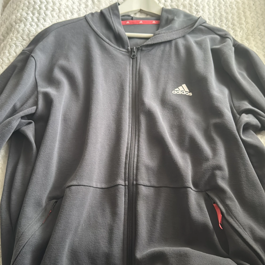 Svart hoodiejacka från Adidas