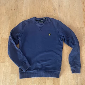 Lyle & scott tröja - Storlek xs, inget större slitage