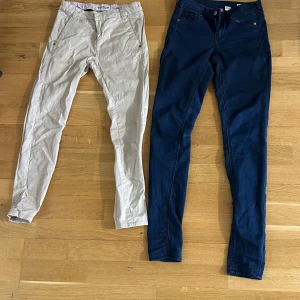 Jeans och byxor - Säljer 19 st olika jeans och byxor som tyvärr blivit för små för mig (finns fler på min profil). Perfekta för sommaren! Vissa helt nya medans vissa sparsamt använda. Vissa är i low waist och vissa i high waist. Tror även vissa är i mid waist! De flesta är i storlek 32/34 men även 25/26. Säljer helst i paketpris! Alla 19 st för 400 kr! Men det finns även möjlighet för 50 kr/st! Tveka inte att ställa frågor!