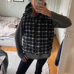 Svartvit rutig dunväst med dragkedja - Säljer en svartvit rutig dunväst med dragkedja och stor huva. Västen har en oversized passform och är perfekt att slänga över en stickad tröja. Mjuk och skön, från Zara!💞☺️som ny, Passar xs-m!