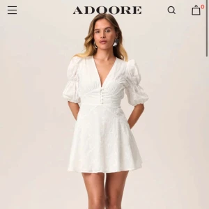 Vit klänning Adoore - Superfin vit klänning från Adoore med puffärmar, v-ringning och knappar framtill. Endast använd en gång på min student⭐️ pris kan diskuteras 