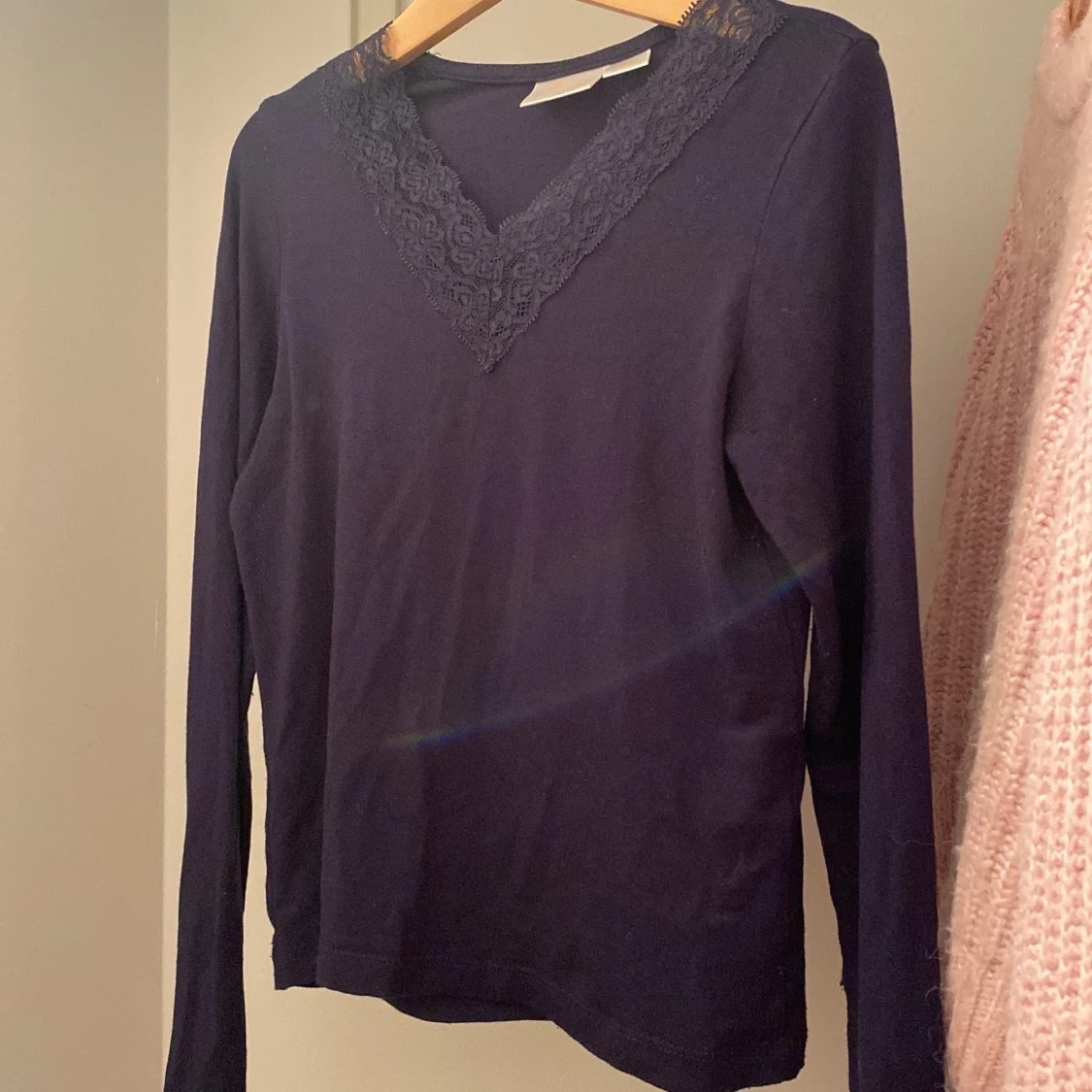 Mörkblå långärmad topp med spets - 2