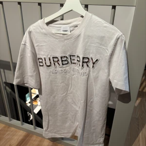 Burberry tshirt  - Vit Burberry tshirt i storlek M och bra skick 