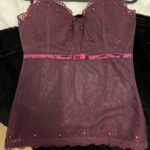 Korsett linne - Säljer en lila korsett, storlk s-m, passar båda då man spänner själv och de finns tre olika. Kupan är B-C, man kan reglera storleken själv med i läggen!