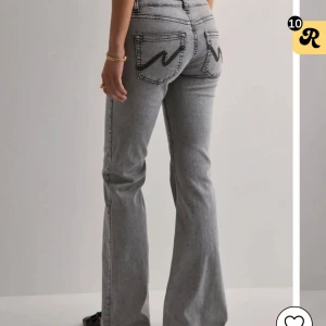 Gråa jeans - Säljer dessa jeans, gå in på min profil för mer info.  Billigt pris. Helt nya utan lapp. Strl 38