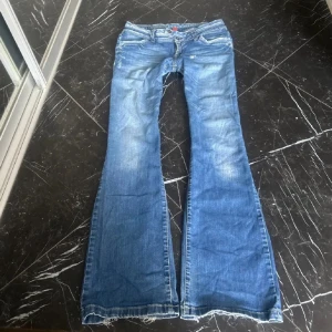 Blå bootcut jeans lowrise - Sååå sjukt snygga jeans! Säljer eftersom dem inte passar därför jag har ingen bild på! Midjemått: 42 cm Innebenslängd: 84 cm 💓 se bilder på hur jag mätt 
