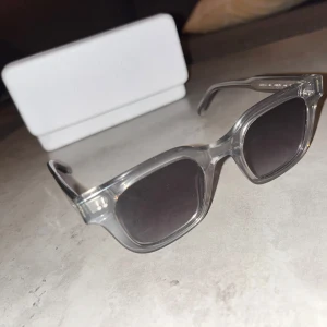 Transparenta solglasögon från Chimi - Snygga solglasögon från Chimi med transparent båge och mörka fyrkantiga glas. Prissätt kan diskuteras 