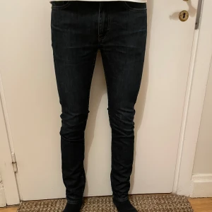 Acne Jeans - säljer ett par feta Acne Ace Comfort RW Jeans. Jeansen är i storlek W30 L32 men är lite tightare i storleken, passar som W29. De är i mycket bra skick och har inga tydliga tecken på användning. Nu säljer jag dessa för endast 149 kr, inklusive fri frakt. Hör av er vid frågor och bud.
