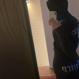 Mörkgrönt set från Juicy Couture - Hej jag säljer detta juicy set då jag inte längre har användning av det och väljer då att sälja det då det fortfarande är i ett bra skick kan även diskutera pris