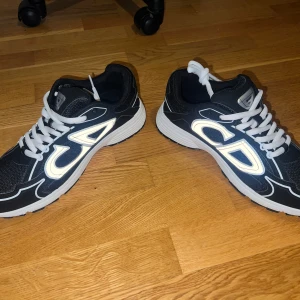 Svart Vita B30s | Storlek 44,5 - Säljer ett par b30s i svartvit färg i storlek 44,5. Säljer dom pga att dom inte passar mig och är för stora. Fick de som present av min moster men har ej originala förpackningen. Aldrig använda förut.