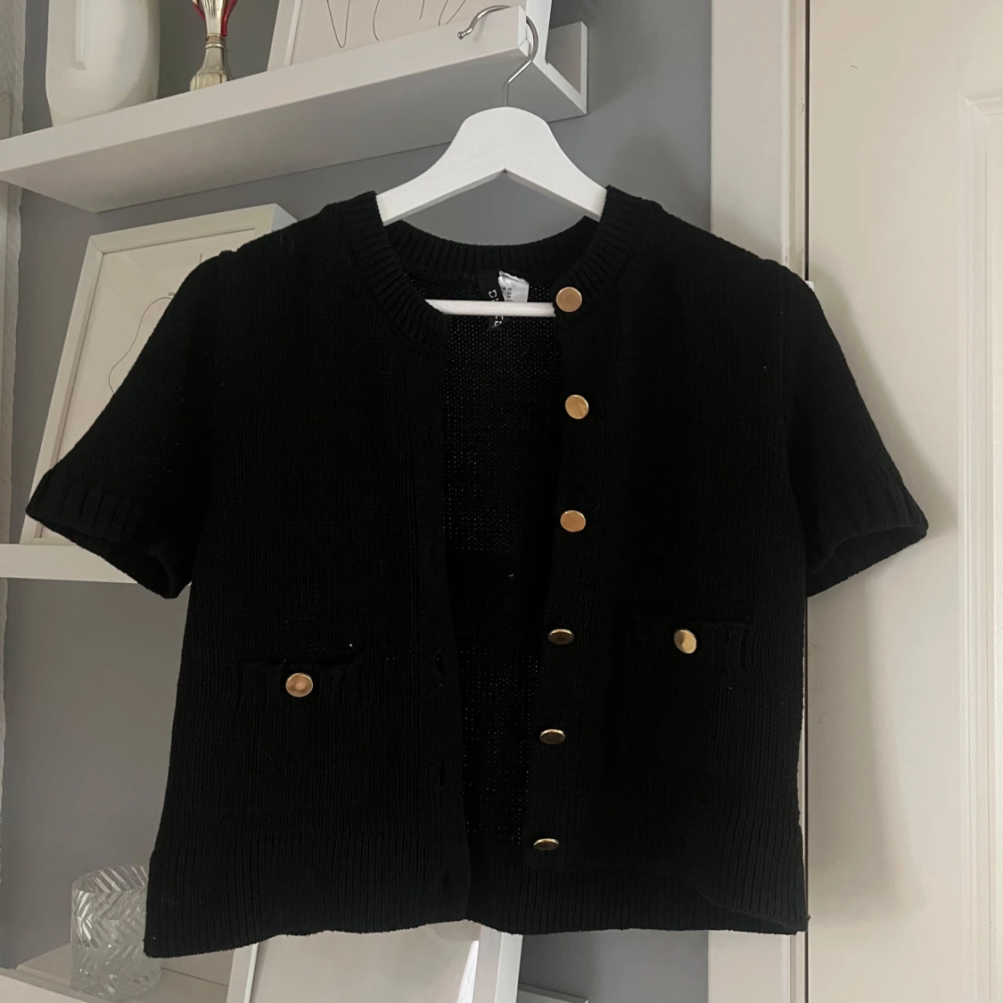 Svart stickad kofta med guldknappar - 1