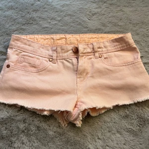 Ljusrosa jeans shorts - Jätte fina ljusrosa jeansshorts med låg midja. Midjemåttet tvärs över: 37/38 cm💞