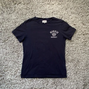 Morris t shirt - Säljer denna rikigt feta Morris t shirten!🙌 Storlek : XS!🤝Skick : 9,5/10!⭐️ Hör gärna av er om ni har funderingar!👍