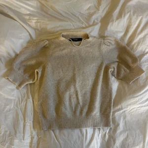 Stickad tröja med korta armar - Den är från Vero Moda i storlek XS, tröjan är i gott skick! 💕