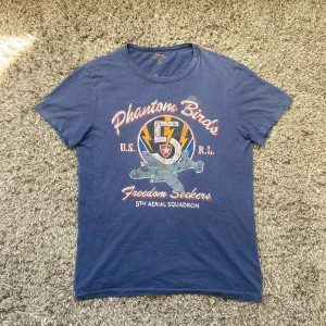 Ralph lauren t shirt - Säljer denna unika Ralph lauren t shirten!⭐️Finns ett litet hål i armhålan som inte märks eller påverkar heltsintrycker men annars är den i rikigt fint skick!🤝Storlek S!🙌 Hör gärna av er om ni har funderingar!👍