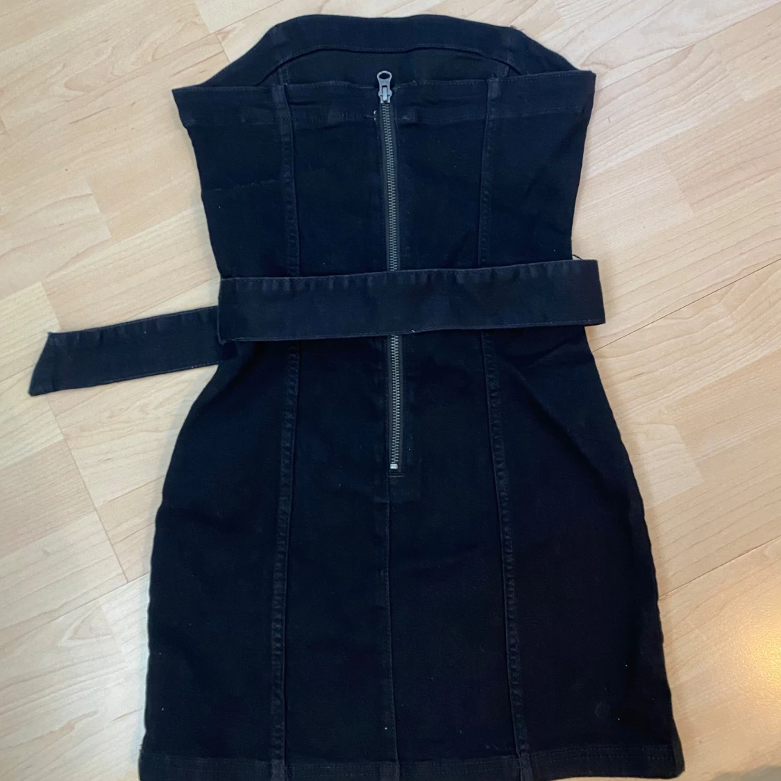 Svart axelbandslös klänning med bälte - 1