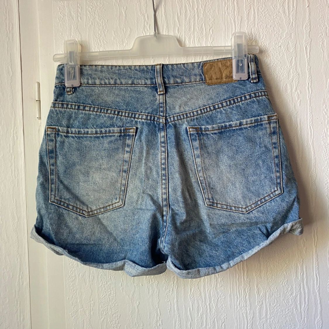 Blå jeansshorts med upprullad kant - 1