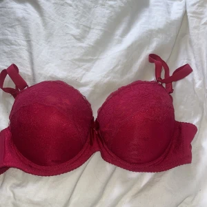 Push up bh - Lila/vinröd super push up bh, ger galen cleavege men är tyvärr för liten för mig😣köpt på second hand, o pris kan diskuteras!! Har även en likadan i röd🍒 Kuporna är jättetjocka, och skulle uppskatta att storleken är 75c, skulle nog passa b också❕❕