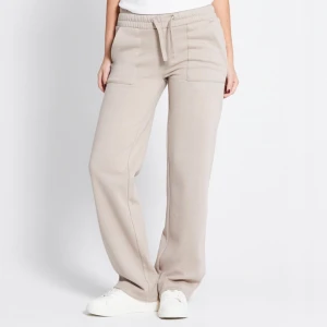 Sweatpants - Samma modell som på bilderna men i en lite mörkare beige färg. Kan frakta eller mötas upp centralt i Karlskoga 📦